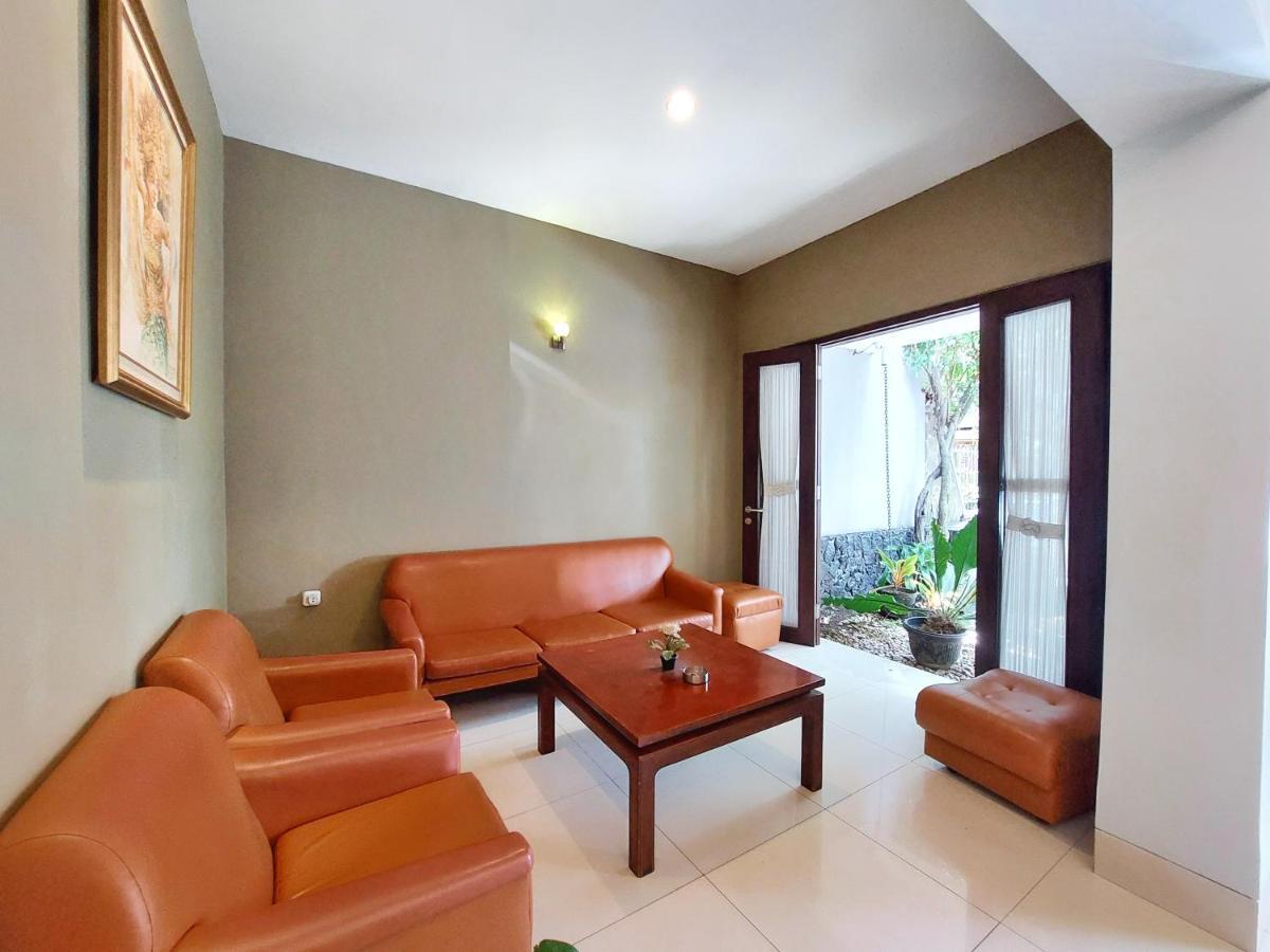 Shinta Guesthouse Malang Esterno foto
