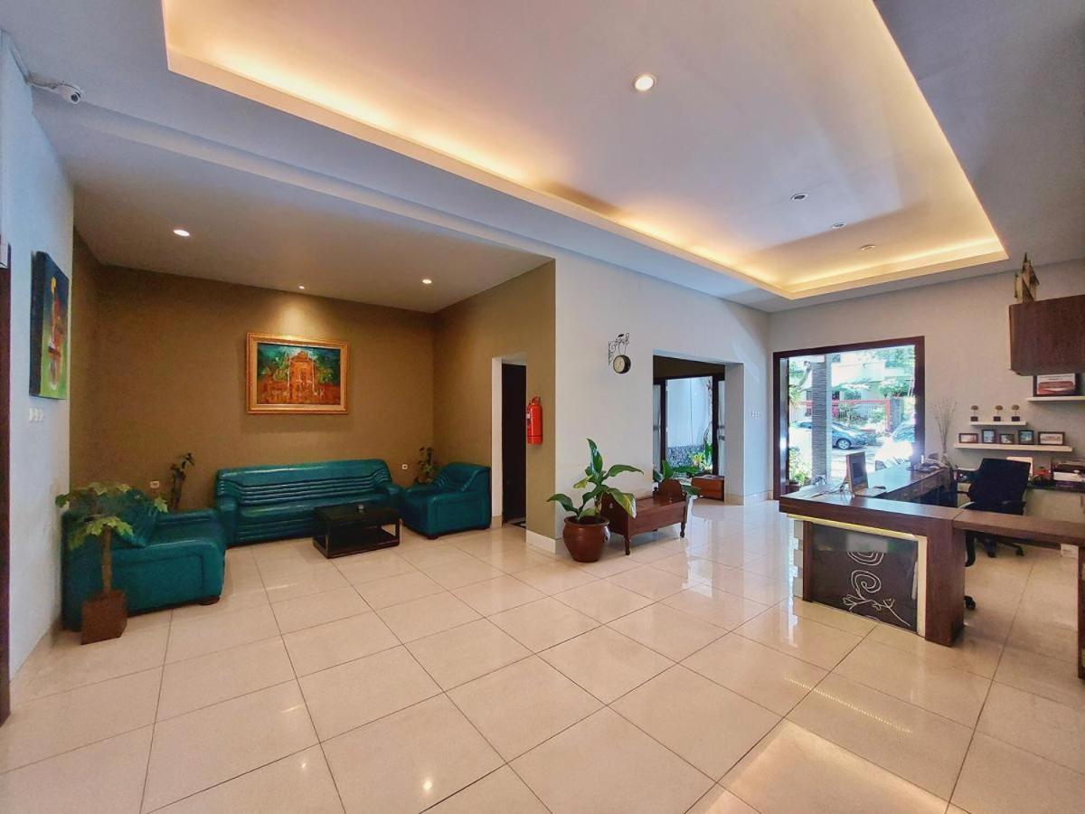 Shinta Guesthouse Malang Esterno foto