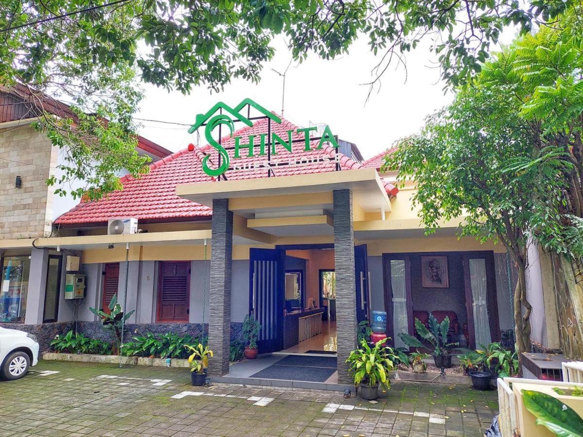 Shinta Guesthouse Malang Esterno foto