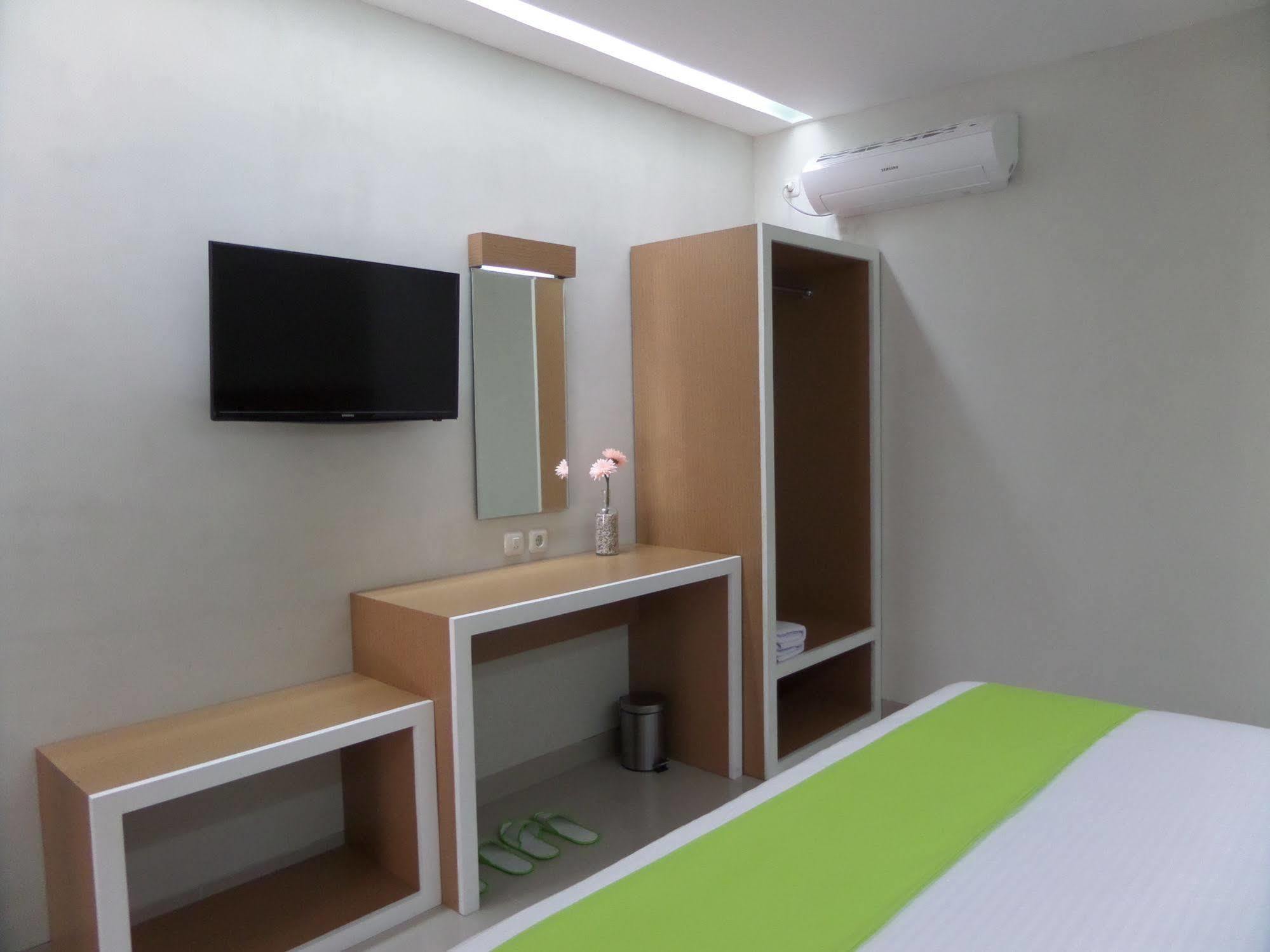 Shinta Guesthouse Malang Esterno foto