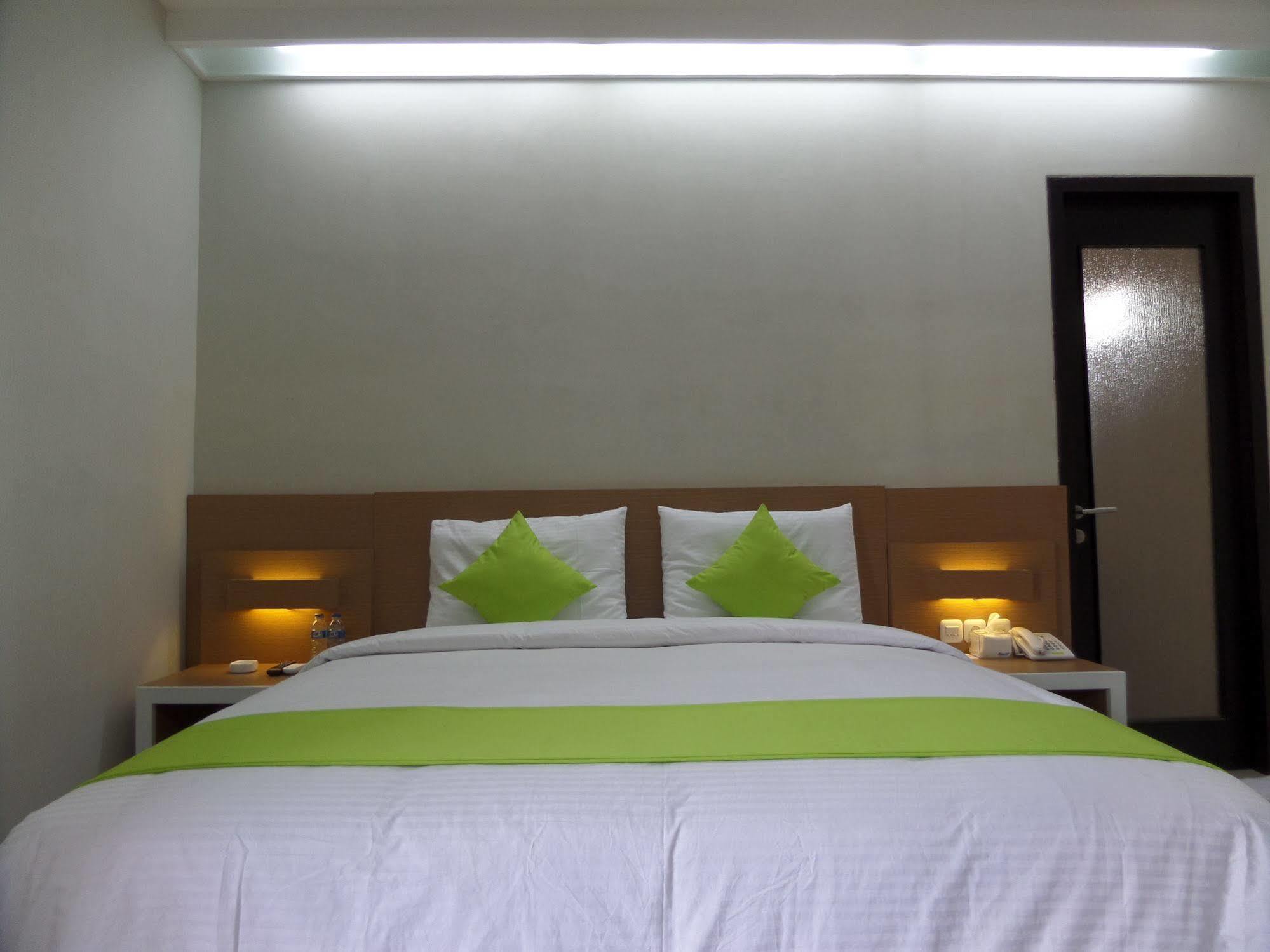 Shinta Guesthouse Malang Esterno foto