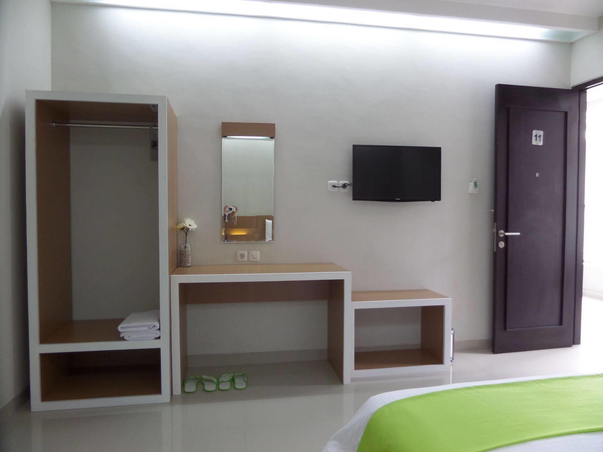 Shinta Guesthouse Malang Esterno foto