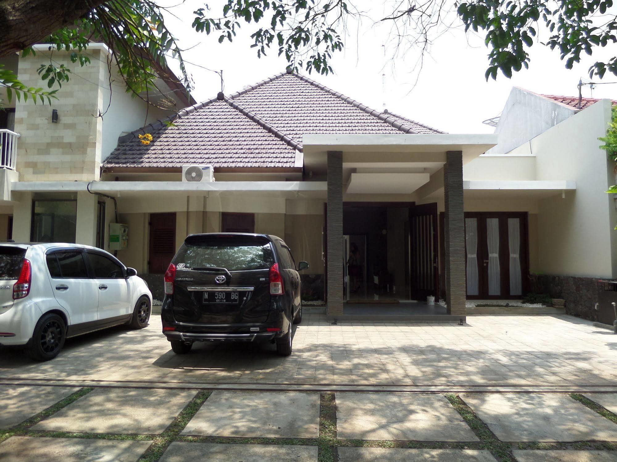 Shinta Guesthouse Malang Esterno foto